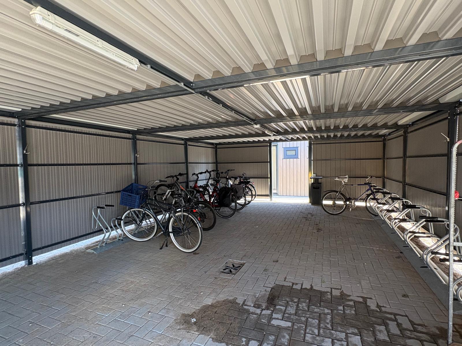 CuBic fietsoverkapping en Cobra fietsenrekken Klaver Fietsparkeren